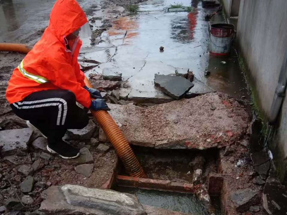 周矶办事处专业清理污水池 炜誉市政以规范流程守护城市 “肠道”