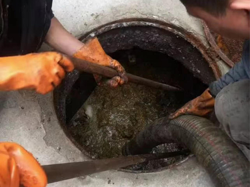 周矶办事处清理化粪池时如何避免沼气的危害？